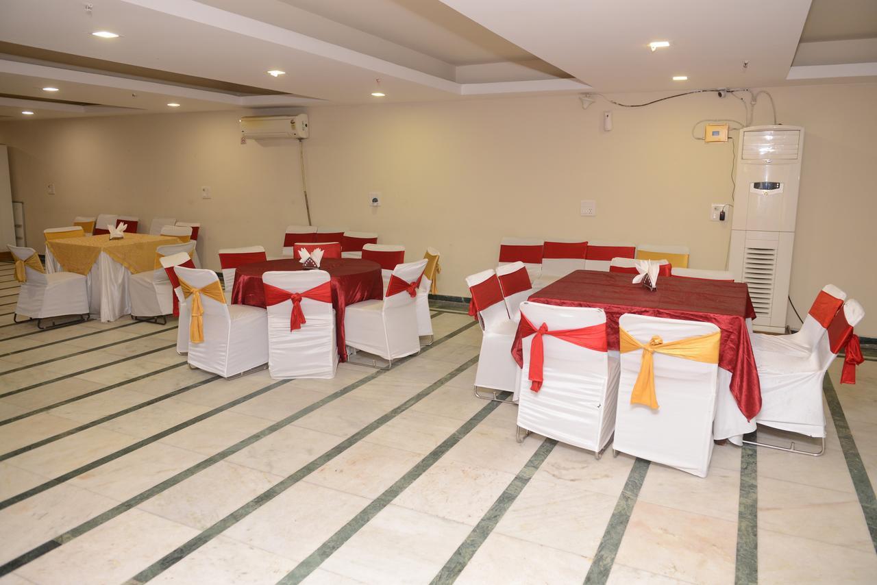 Hotel Balsons Continental New Delhi Exterior foto