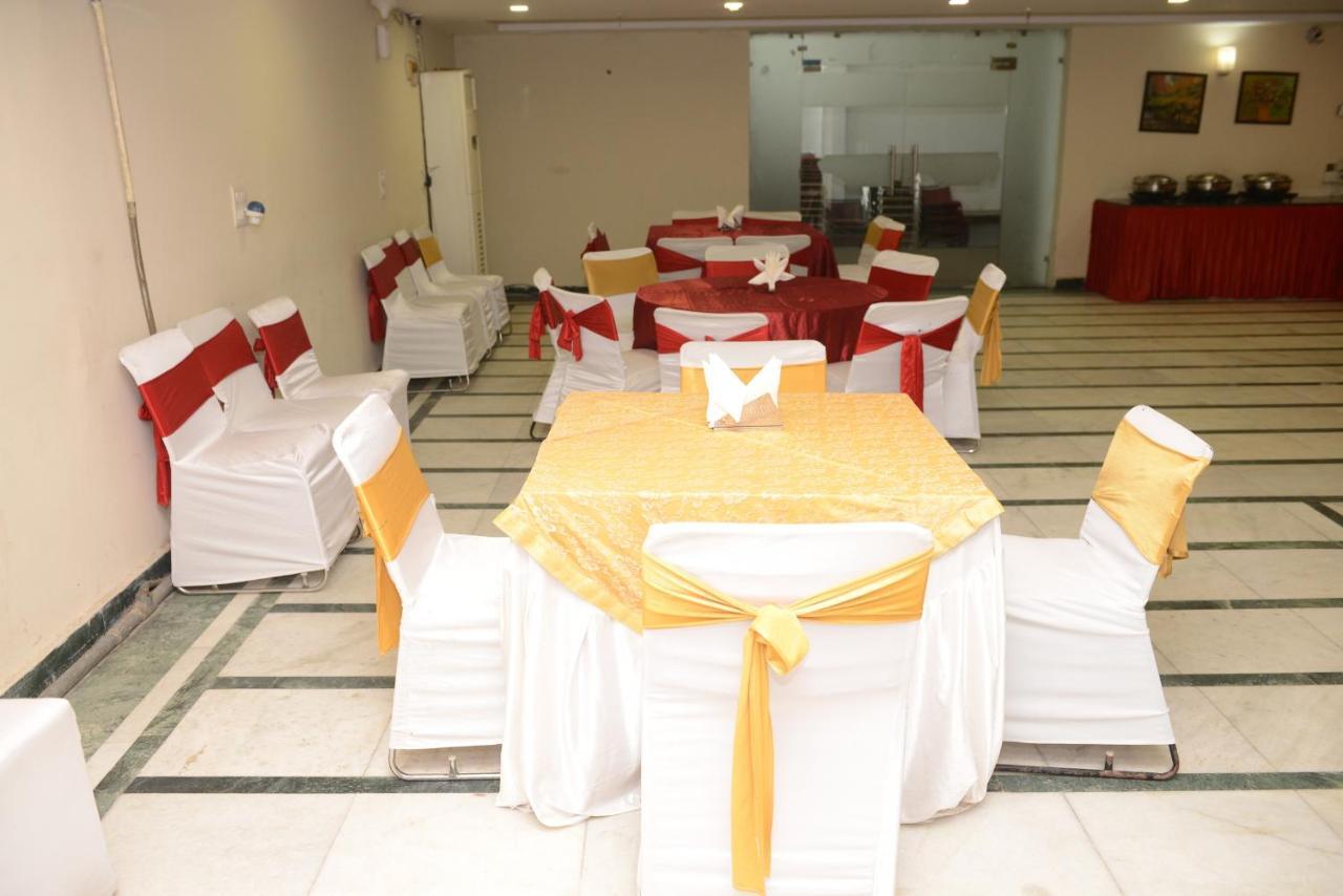 Hotel Balsons Continental New Delhi Exterior foto