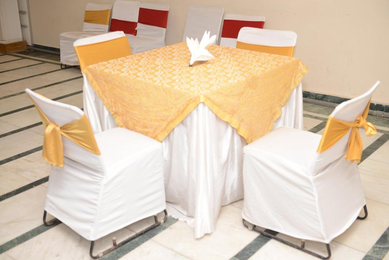 Hotel Balsons Continental New Delhi Exterior foto